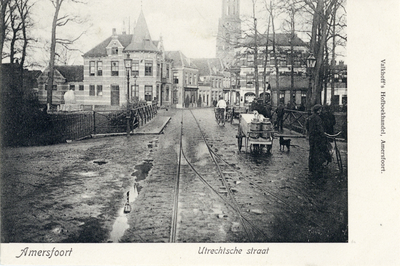 12598 Gezicht over de Utrechtsebrug in de Utrechtsestraat met bebouwing te Amersfoort uit het zuidwesten; met links op ...